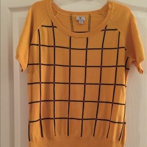 NWOT! Short Sleeve Sweater w Black & Pink Design